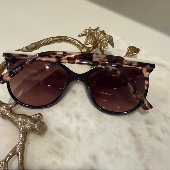 Chic Ted Baker Sunglasses - Picture 4 of 4